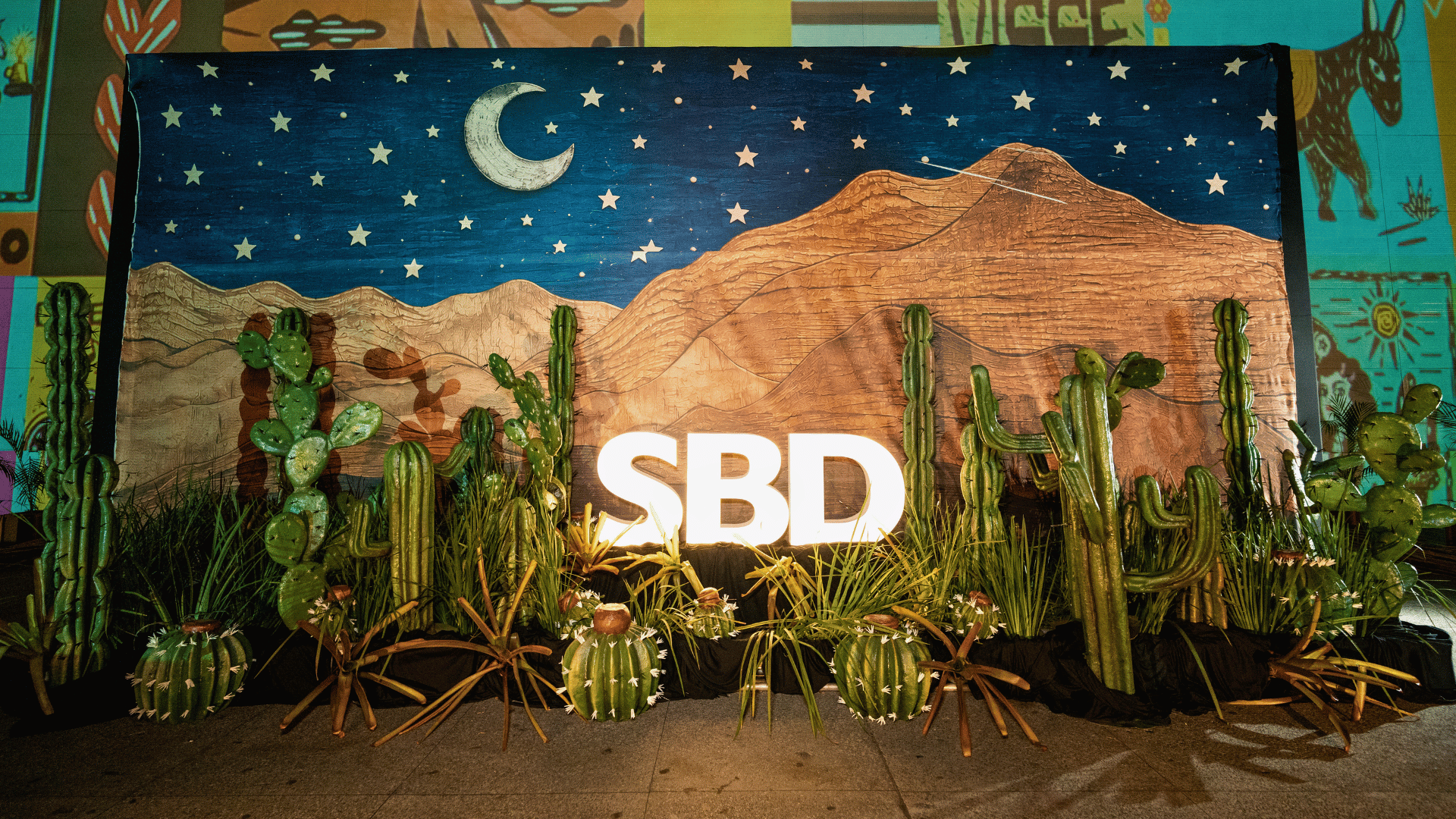 Fotos para o Blog SB+ Eventos (1) Cenografia para eventos produzida pela SB+ Eventos, com cenário inspirado no sertão, cactos e elementos decorativos.
